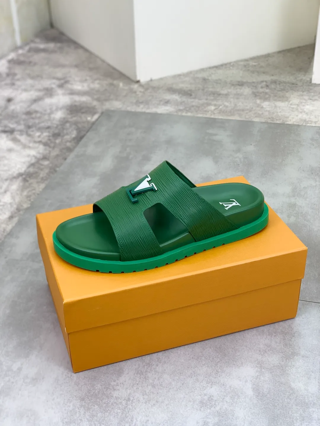 Men's shoes 💰P300💰【New style】🆘 Original quality 【LOUIS VUITTON】The popular Louis Vuitton LV men's slippers on the official website are on sale simultaneously! Original fabric imported from Italy, original factory special supply, code number: 38-44 (45 customized), many colors available